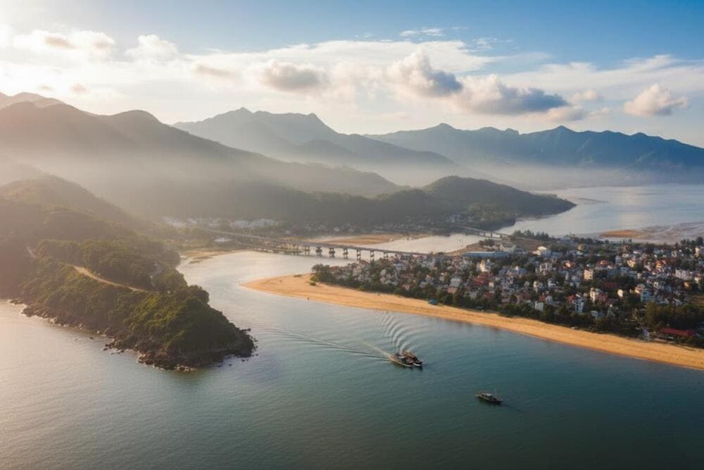 Bãi Lăng Cô nằm ở huyện Phú Lộc, tỉnh Thừa Thiên Huế, miền Trung Việt Nam